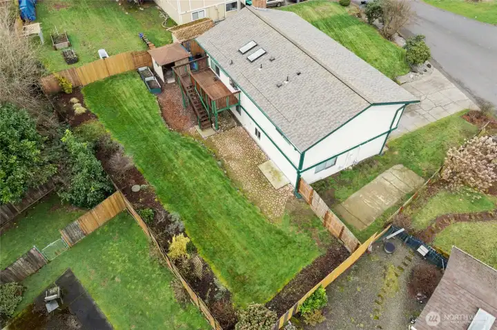 Nice big back yard and you can see the concrete pad better here~