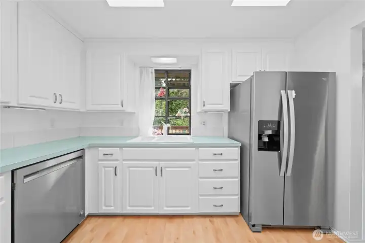 Lovely garden window overlooks the deck and back yard~