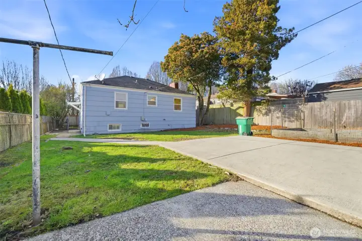 Lot's of parking, large back yard with alley access.