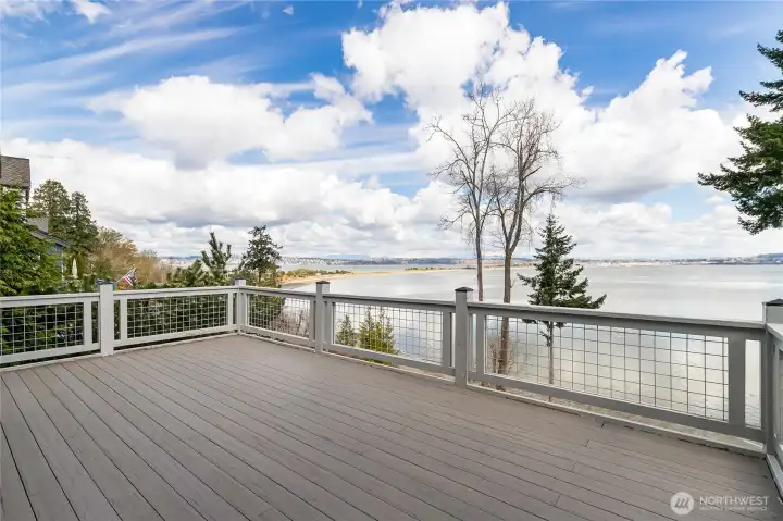 Wrap around deck from living room to kitchen/dining room