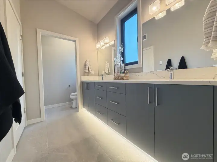 Primary en suite with separate commode room.