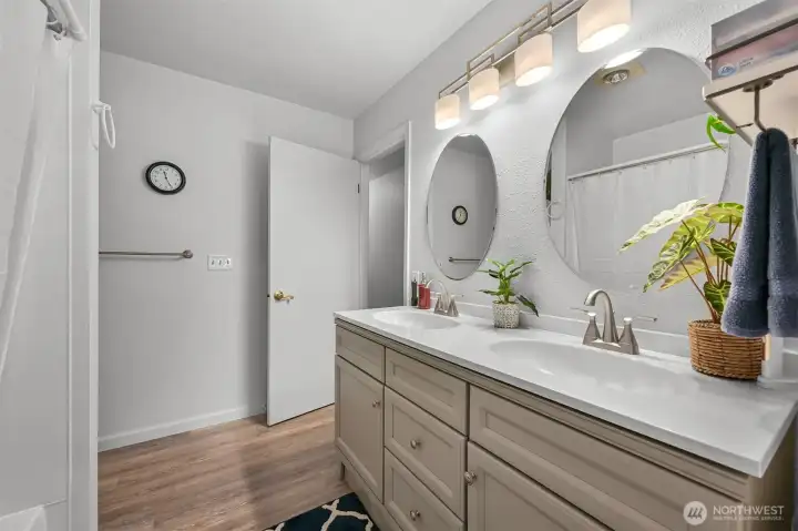 Full guest bathroom with access from the primary bedroom.