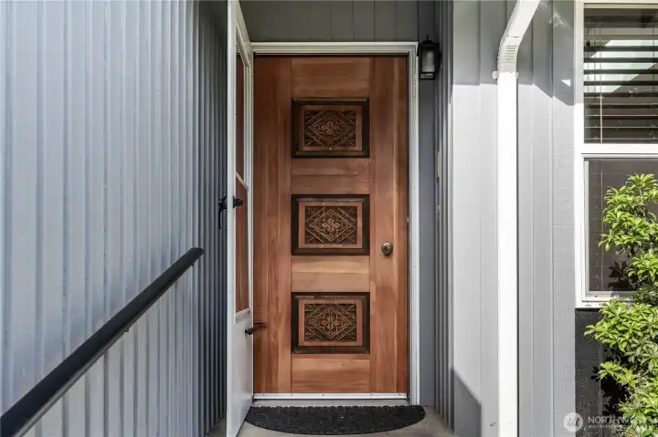 The original front door has been well preserved. The original front door has been well preserved.