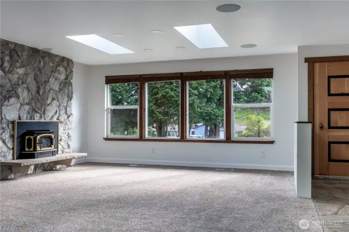 Cosy living space with propane fireplace makes chilly days enjoyable. Cosy living space with propane fireplace makes chilly days enjoyable.