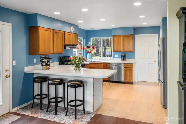 Kitchen offers stainless steel appliances, quartz countertops, large pantry and access to the utilityroom.