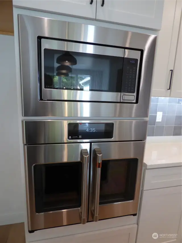 Built in microwave and GE Cafe french door oven has dinner party written all over it.