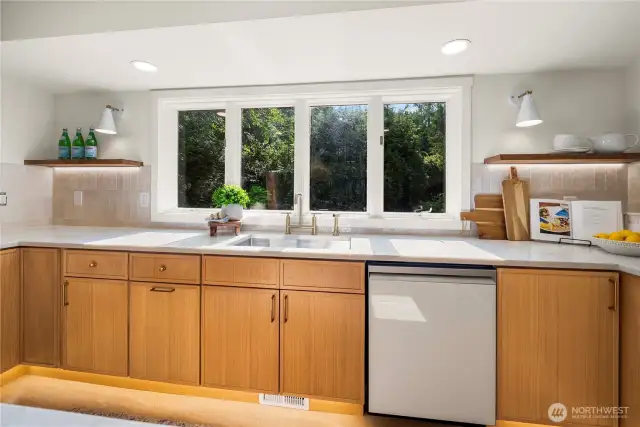 NATUAL LIGHT AND OVERSIZE SINK