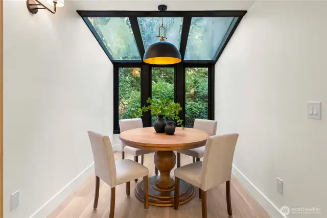 BREAKFAST NOOK / SUNROOM OFF KITCHEN.