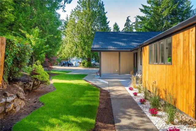 SIDE YARD AND ACCESS TO MUD ROOM