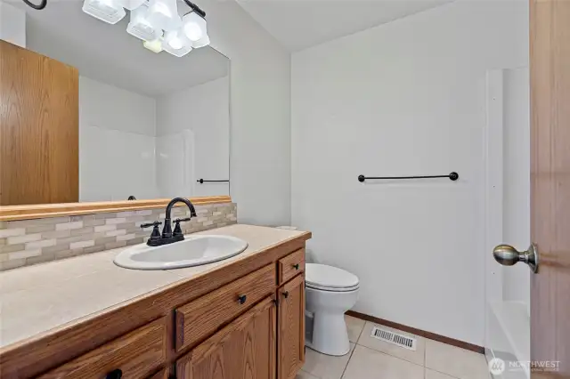 Main level full hall bathroom