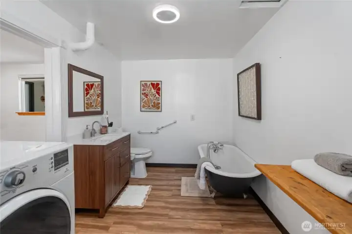 Left Side Primary En-Suite with Washer/Dryer