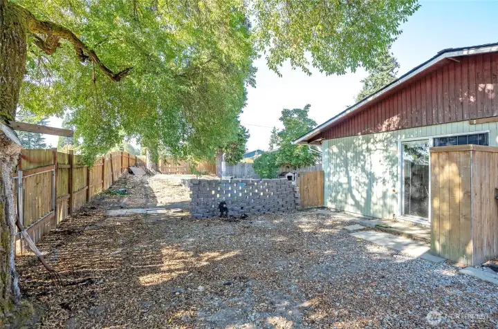 Side yard, RV parking