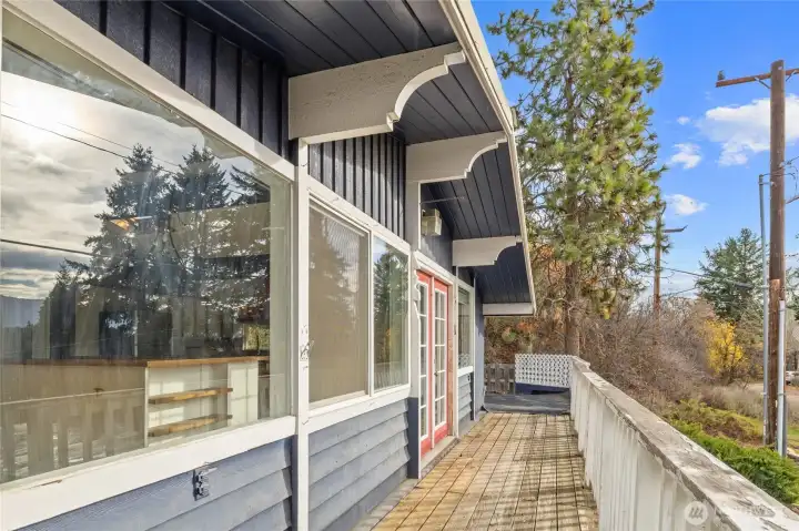 Front deck that connects to the front roof-top deck.
