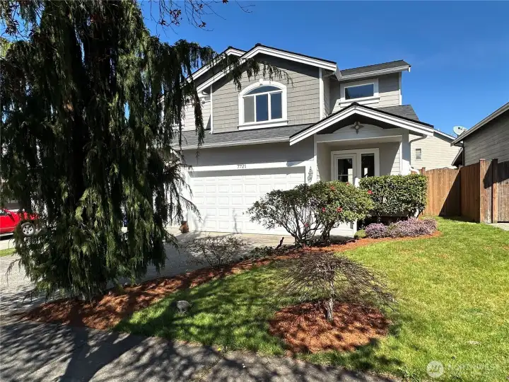 Front yard - entry to back on right and left
