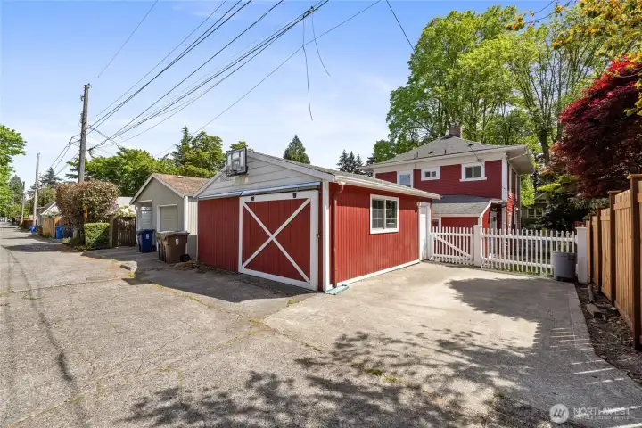 Detached garage w/parking