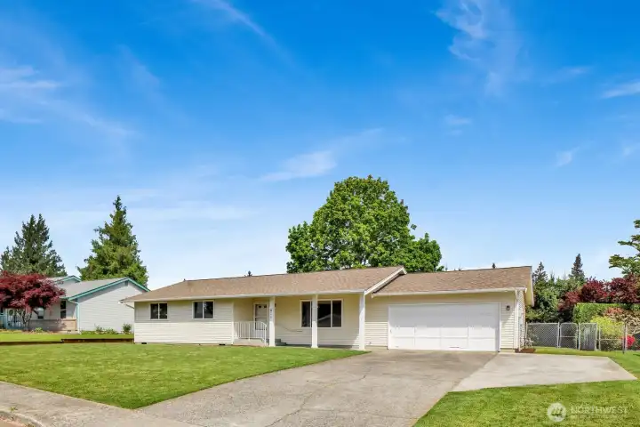Welcome home to 811 Vine Circle in Lynden! Great location in a desirable neighborhood with spacious lots and plenty of elbow room, plus the added bonus of RV parking. Conveniently located within walking distance to parks and schools, offering both comfort and everyday ease.