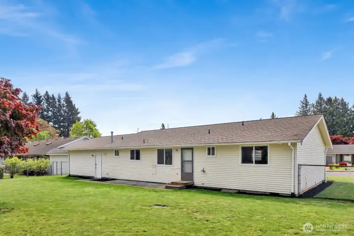 With lots getting smaller and smaller these days the size of this yard is refreshing!
