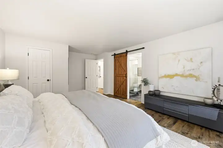 Large primary en-suite bedroom. Large primary en-suite bedroom.