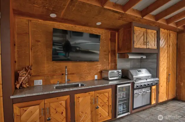 KITCHEN WITH REFRIGERATOR, BBQ, LARGE TV