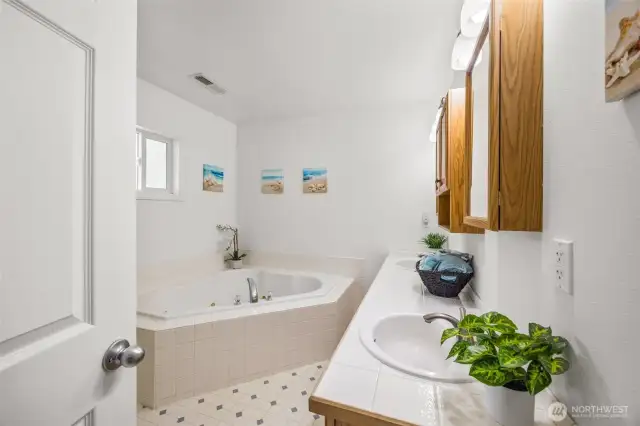 Primary bath with jetted tub