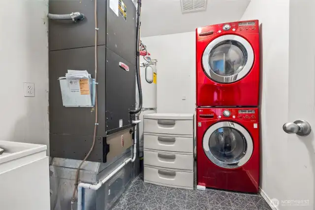Utility room-washer and dryer stay