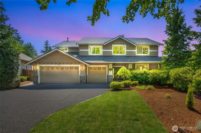 This beautifully crafted Murray Franklyn home offers 5 bedrooms, 2.75 baths, and over 2,700 sq ft of stylish, functional living.