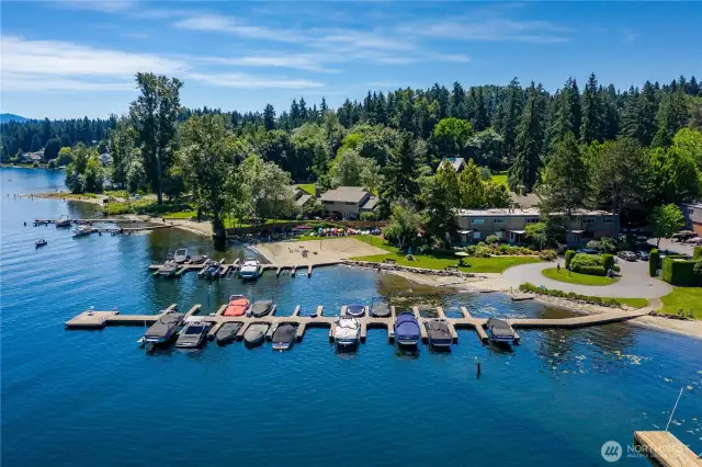 Discover the beauty of lake living on picturesque Lake Sammamish! With year round resort living.. life is simply better by the water!