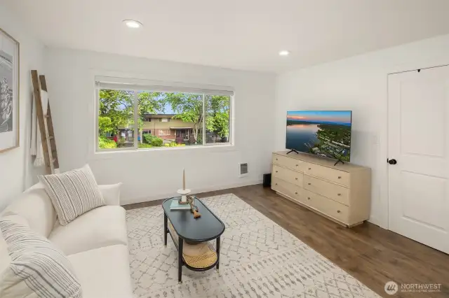 From the moment you enter, the stunning water views of Lake Sammamish immediately capture your attention.