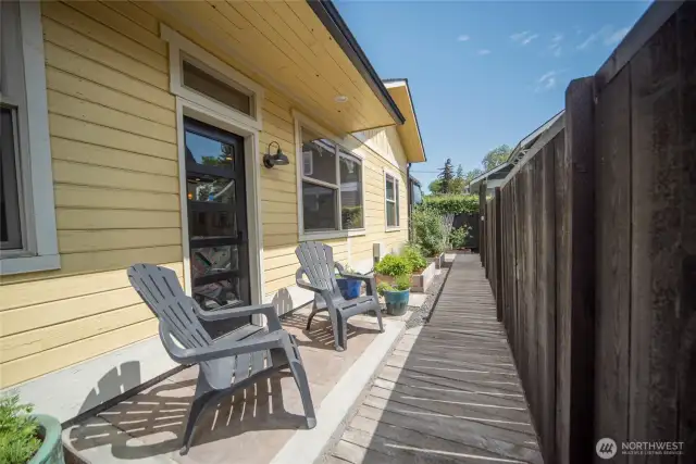 Private entry and sitting area