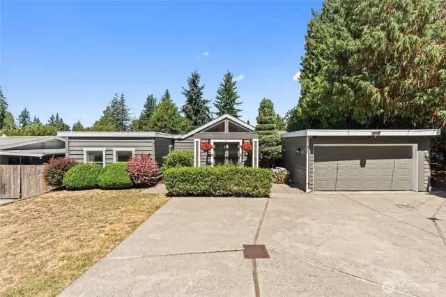 Single level living in an exceptional Bellevue location!