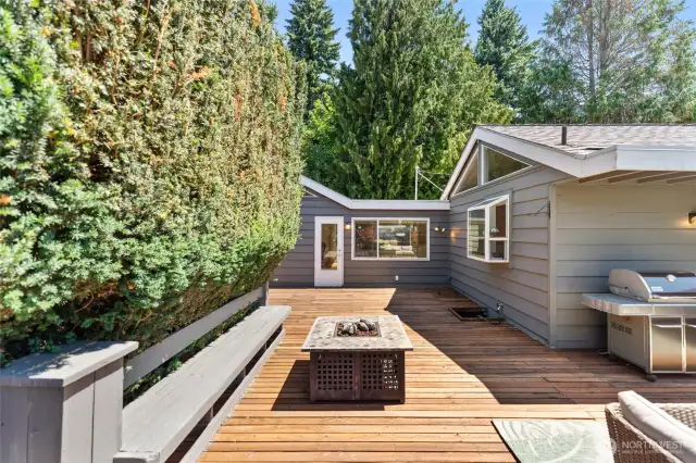 Built in seating on deck. Firepit stays.