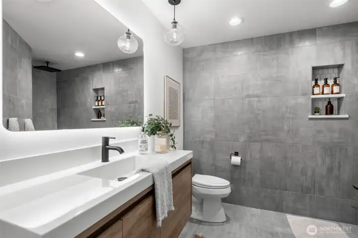 The primary ensuite has been completely updated from top to bottom!