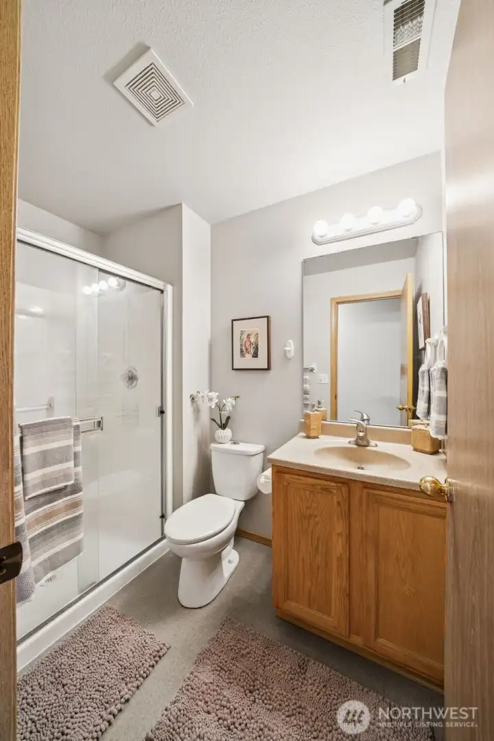 Main level 3/4 bathroom