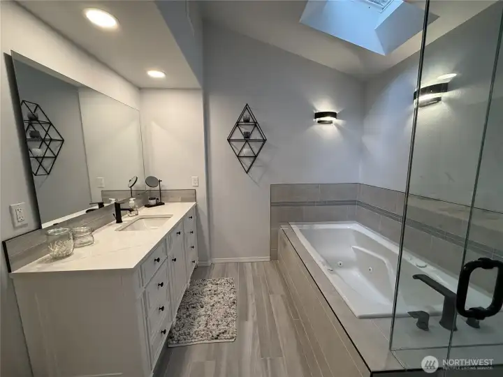 Primary bath with jetted tube.