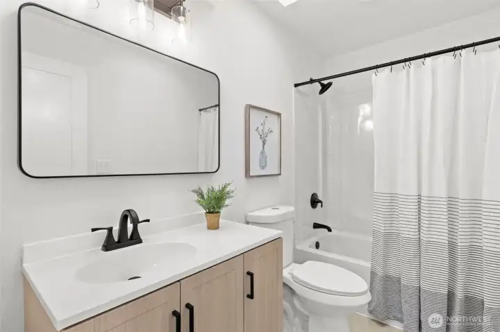 Full guest bath upstairs