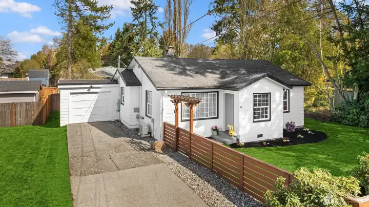 Front of home with 1 car garage.