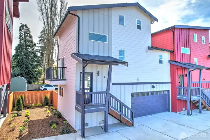 End unit!  Close to Stanwood's amenities. Walk to the park, downtown and the elementary and middle school!