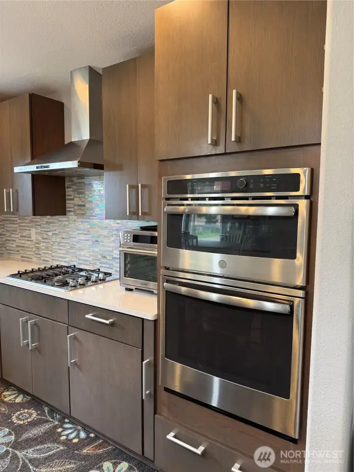 Electric oven and microwave. Propane cooktop.