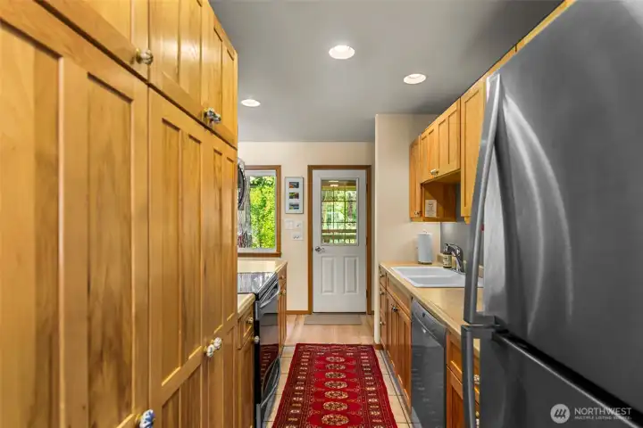 LOTS of storage, Stainless Appliances