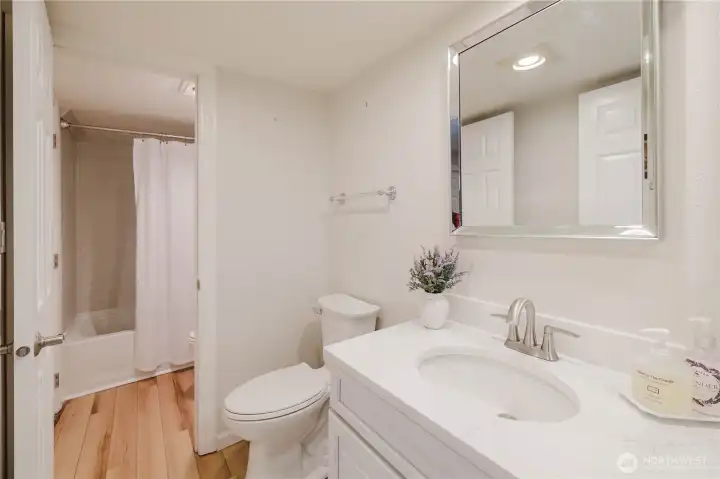 Primary En-Suite. Primary En-Suite.