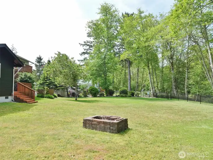 Enjoy evenings with an outdoor fire in the firepit.