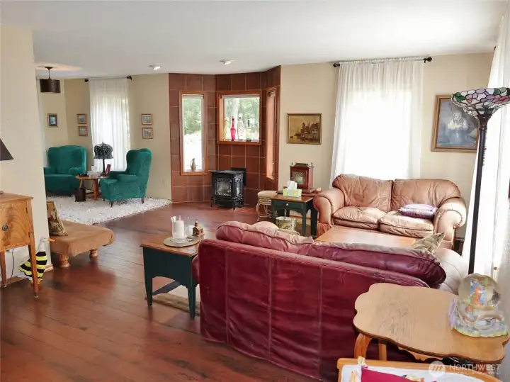 Spacious Living Room w/ engineered hardwood floors.