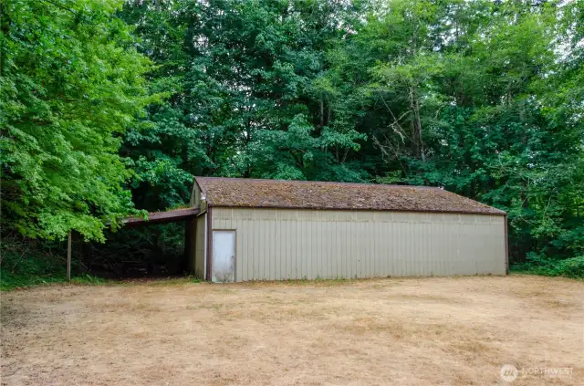 1200+ square foot outbuiilding with power and 3 horse stalls