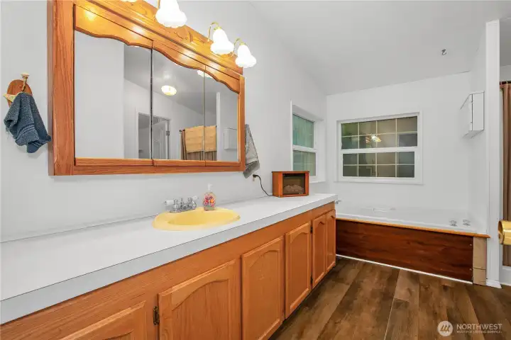Primary Bath w/ Jetted Tub