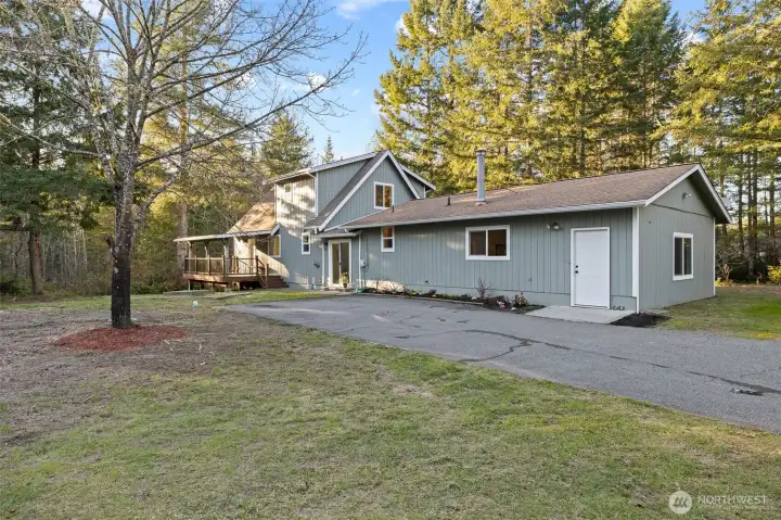 Separate entrance to the flex space on the right