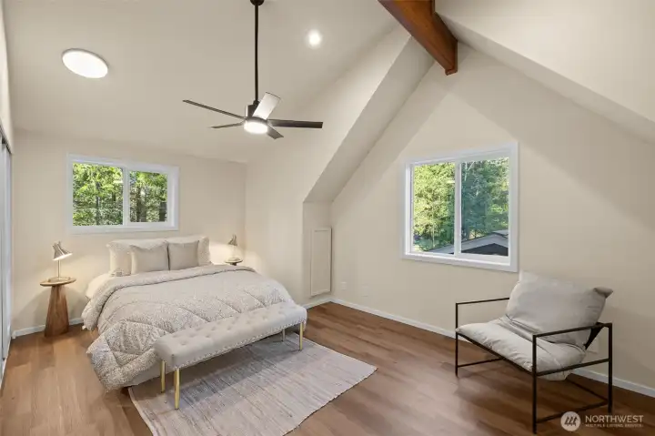 Spacious loft primary with en-suite bathroom