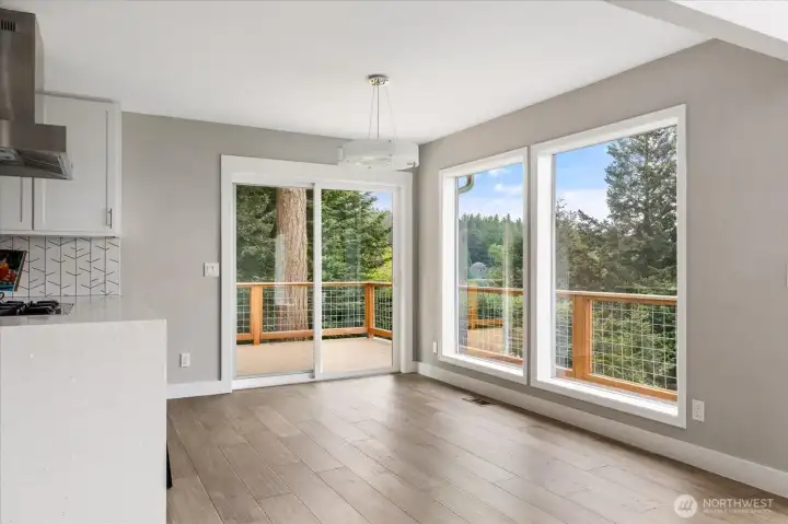 Dining room (unstaged)