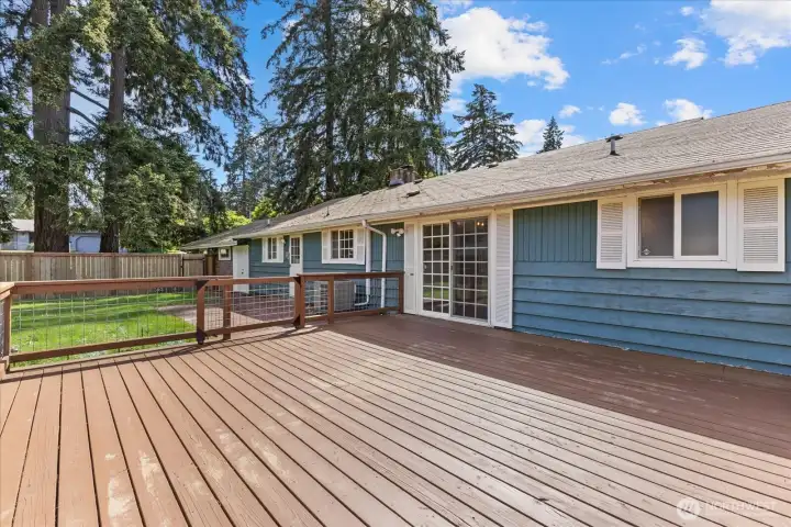 Back deck fully fenced for entertaining as well