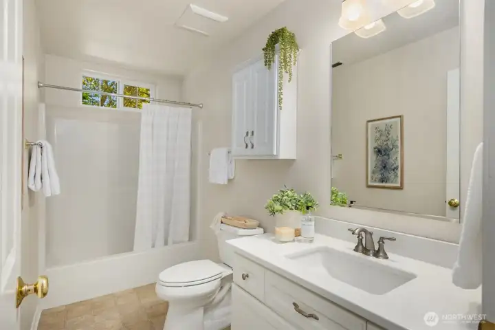 The shared full bath for the additional two upper bedrooms. The shared full bath for the additional two upper bedrooms.