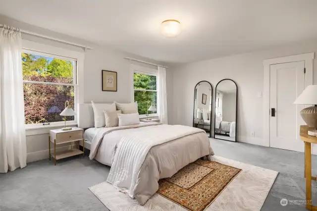 2nd bedroom with its walk-in closet. A light and airy room.